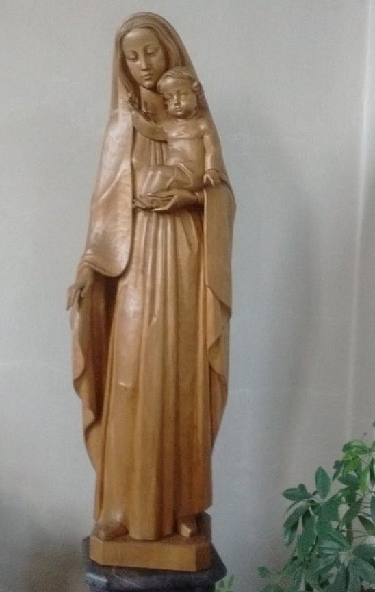 Statue der Gottesmutter mit Jesuskind